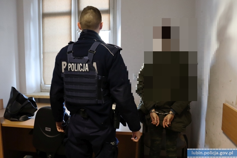 Wezwali ratowników na pomoc, a potem ich zaatakowali