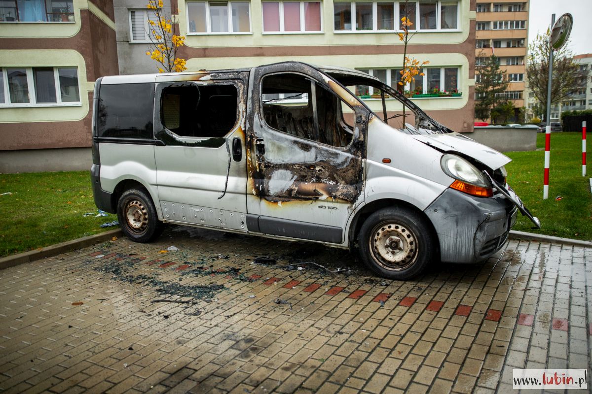 Spalił się bus, a przy okazji też mercedes