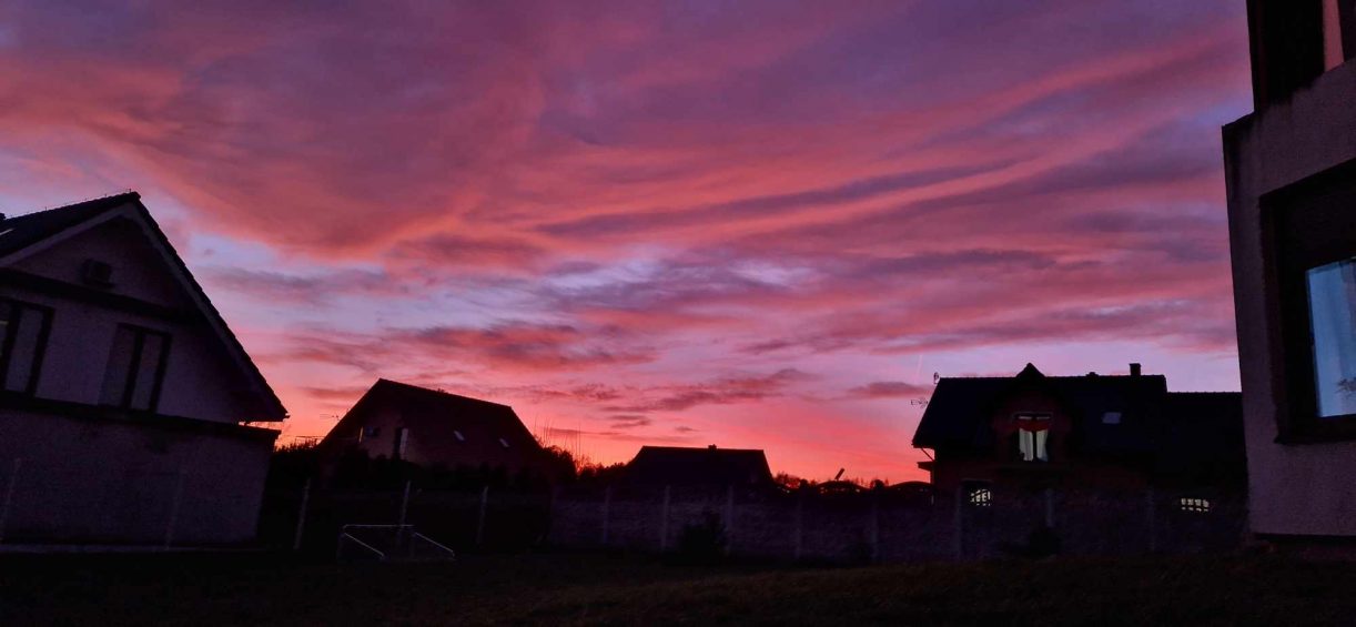 Różowe niebo nad regionem