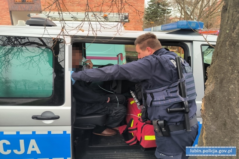 Lubińscy policjanci uratowali życie legniczanina