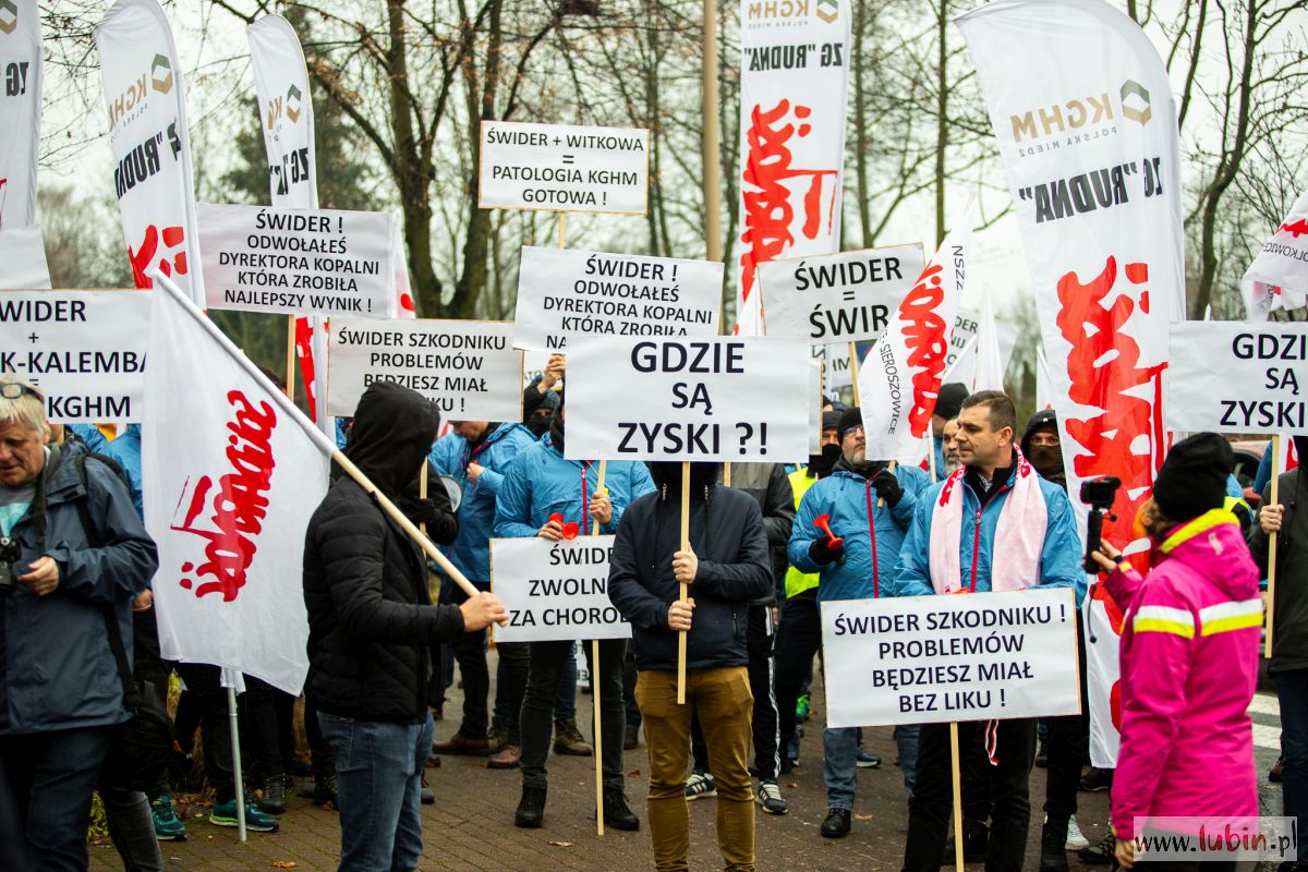 „Gdzie są zyski?” – górnicy protestowali pod siedzibą KGHM