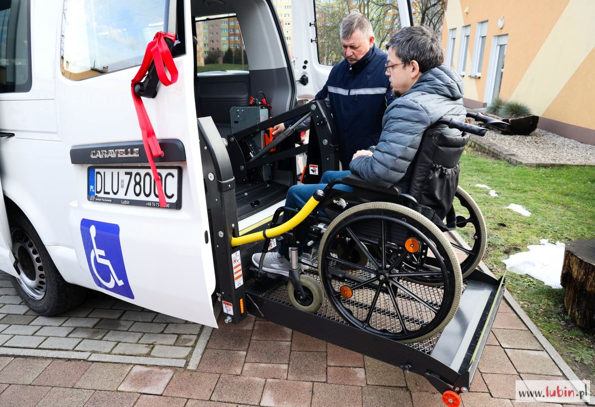 Nowe auto dla podopiecznych „Równych Szans”