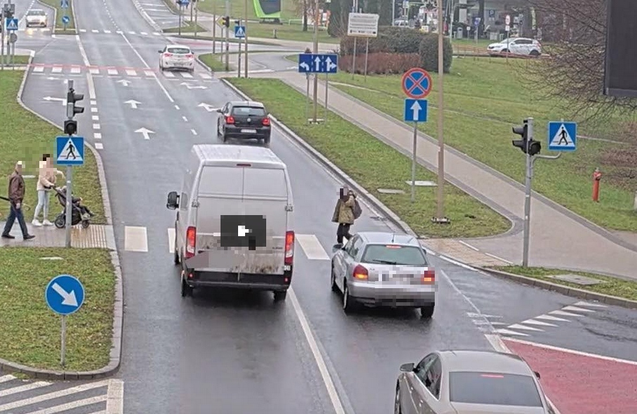 Nastolatek wszedł wprost pod koła samochodów. Mamy nagranie!