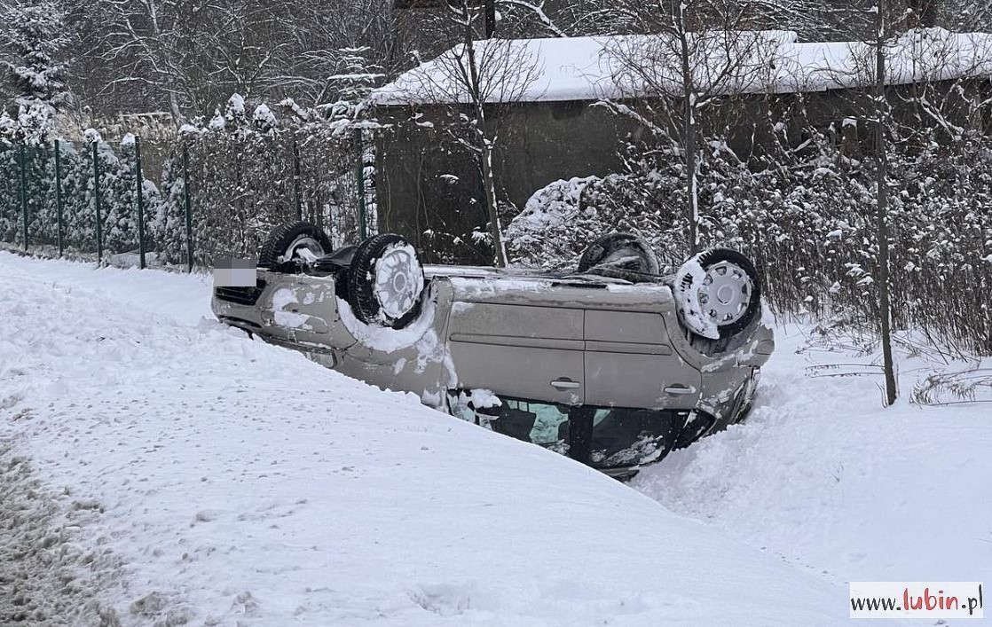 Na małej obwodnicy dachowało auto