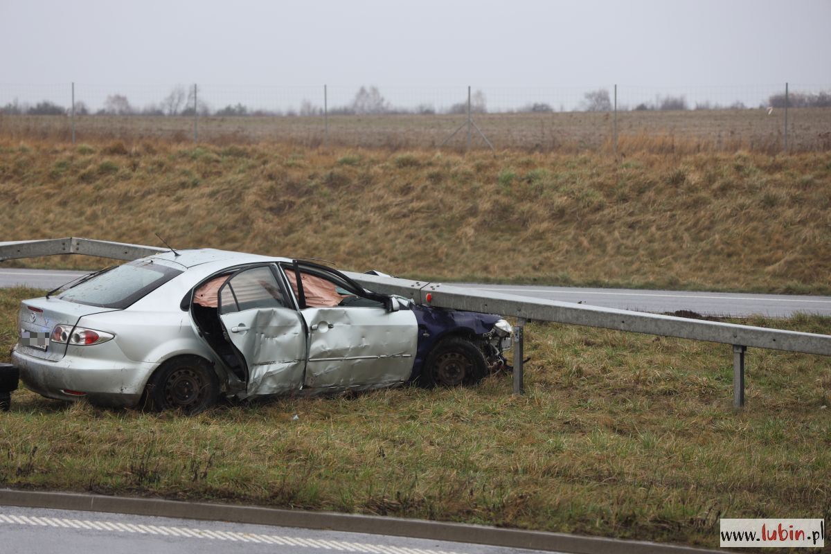 Auto uderzyło w bariery na S3. Kierowcy brak