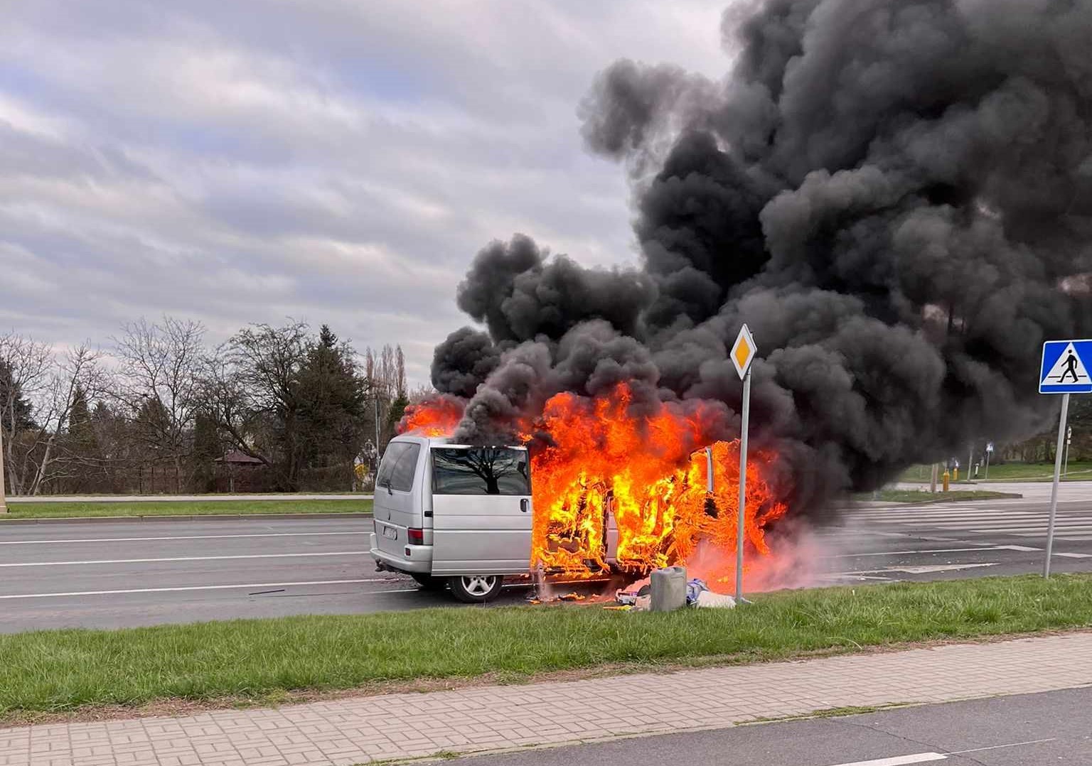 Auto stanęło w ogniu