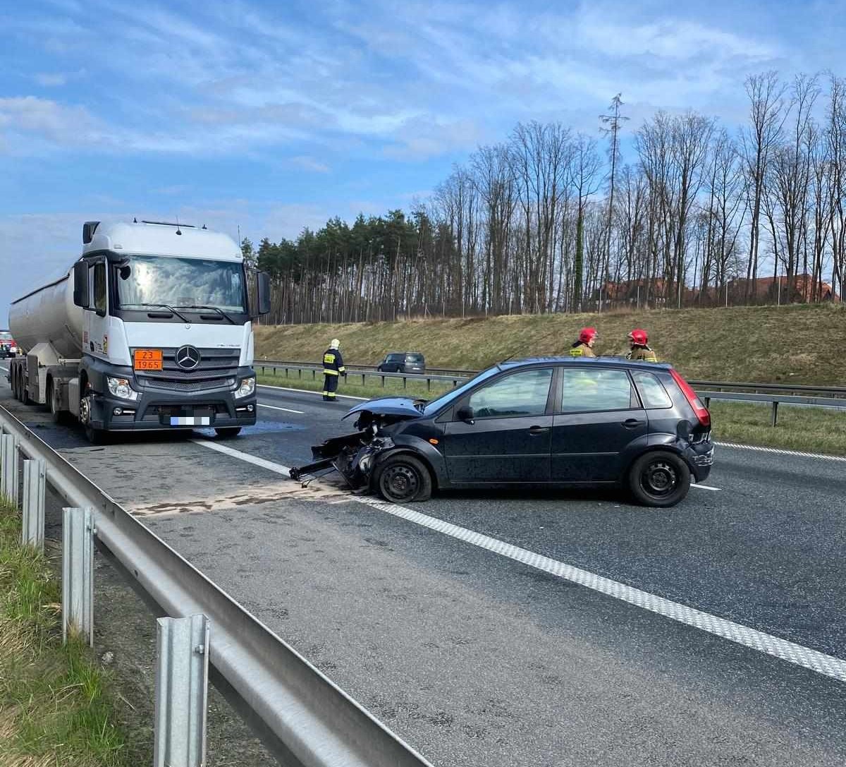 Zderzenie osobówki z ciężarówką na S3. Droga zablokowana