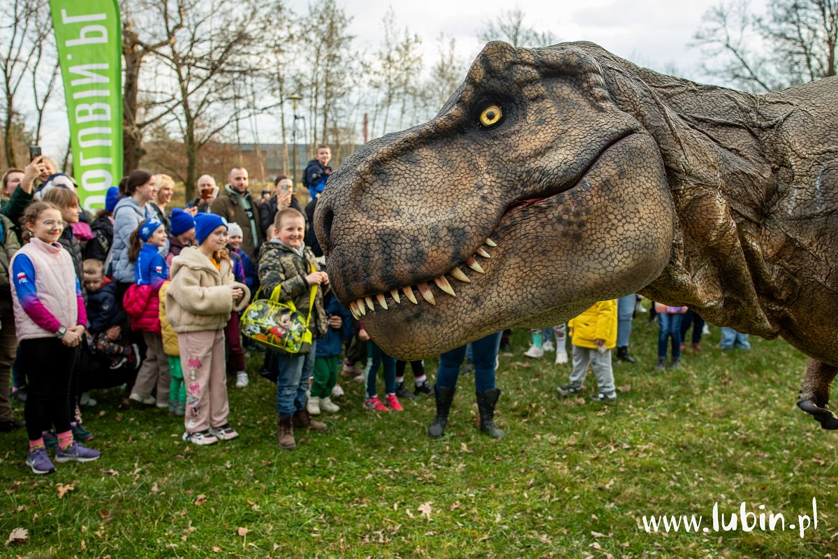 Wśród nowych figur przechadzał się ryczący tyranozaur