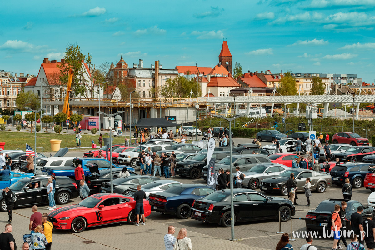 Parking pełen samochodów z wyjątkową duszą