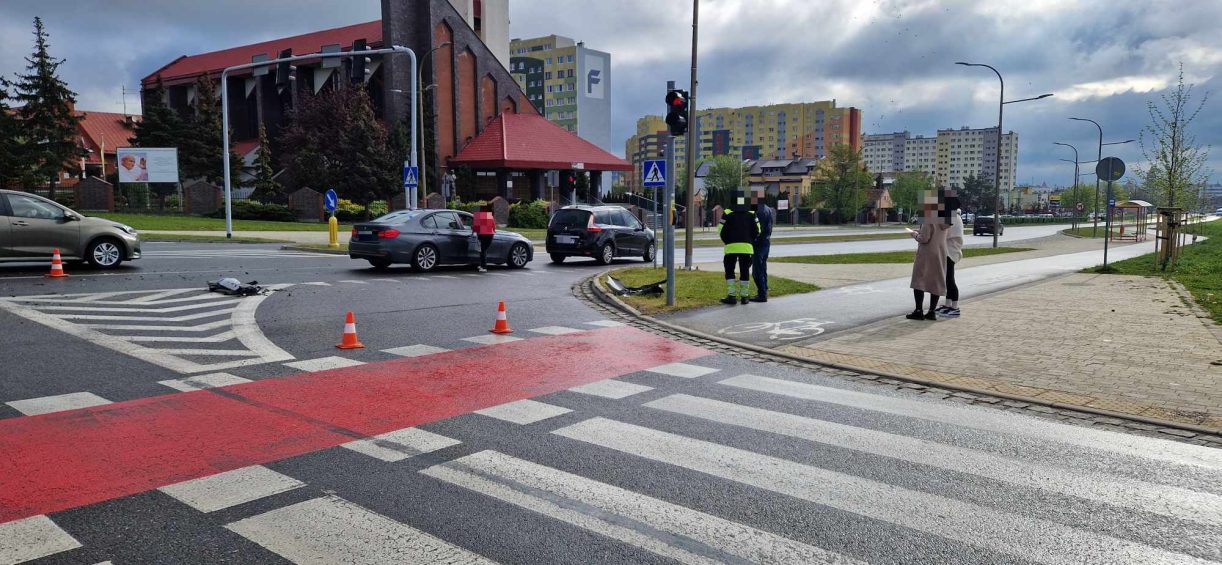 Wjechała na skrzyżowanie na czerwonym świetle. Spowodowała kolizję