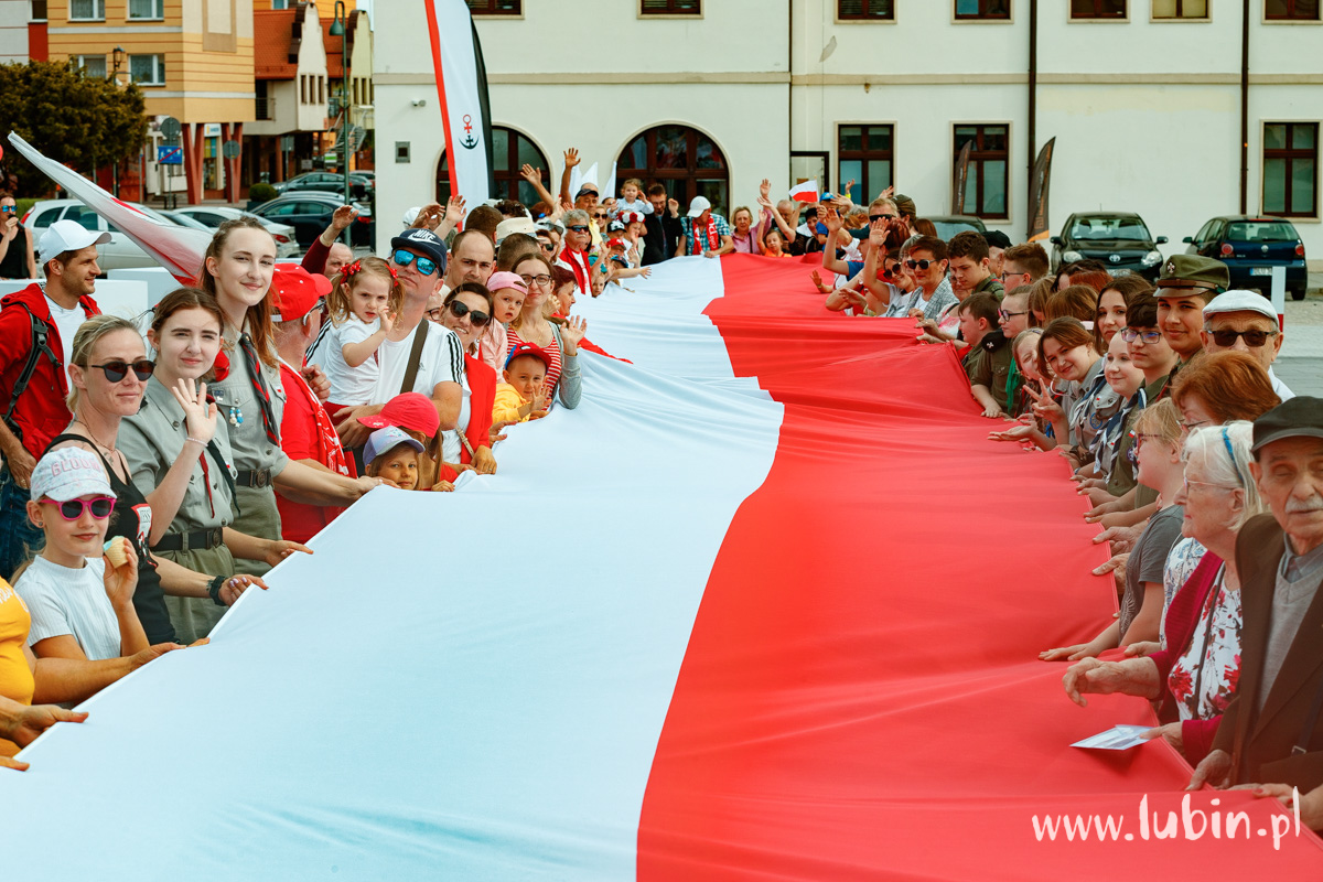 Wielka biało-czerwona flaga na lubińskim rynku