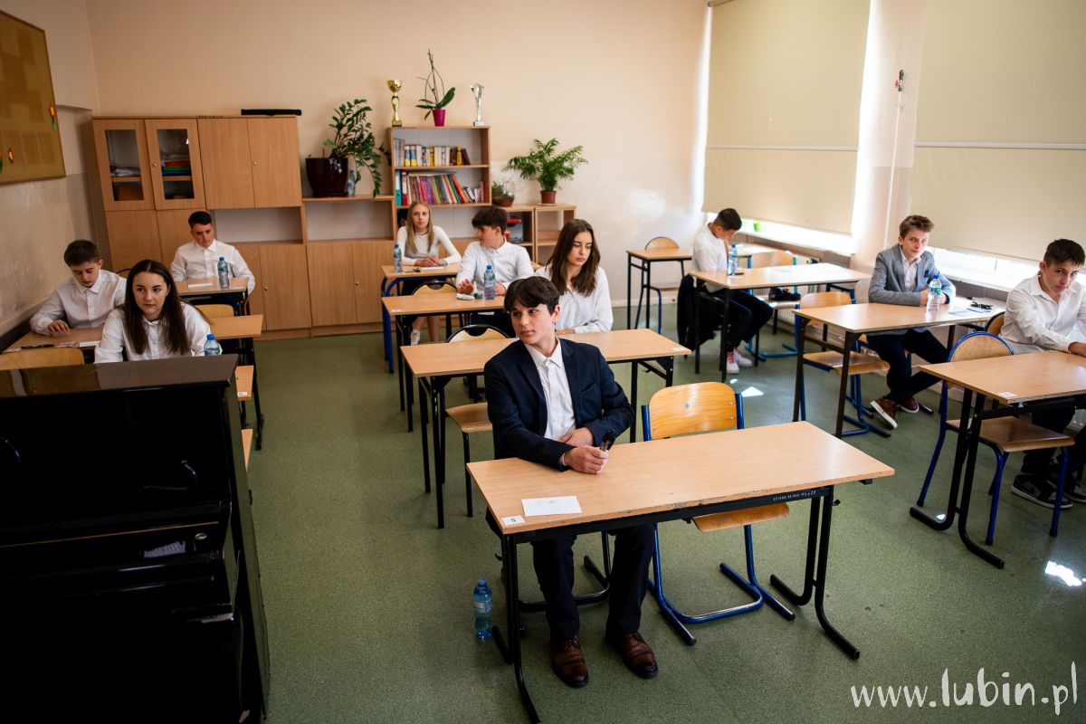 Ósmoklasiści trafili z lekturą