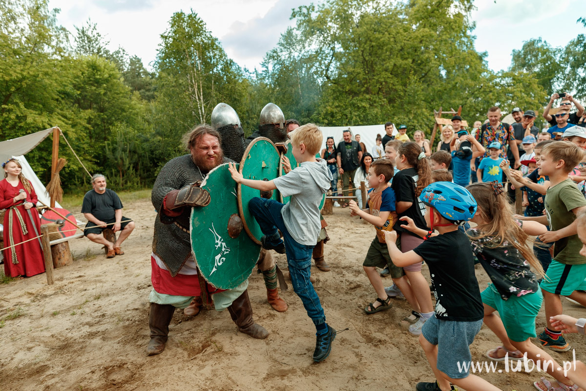 Wojowie pokonani w parku Leśnym