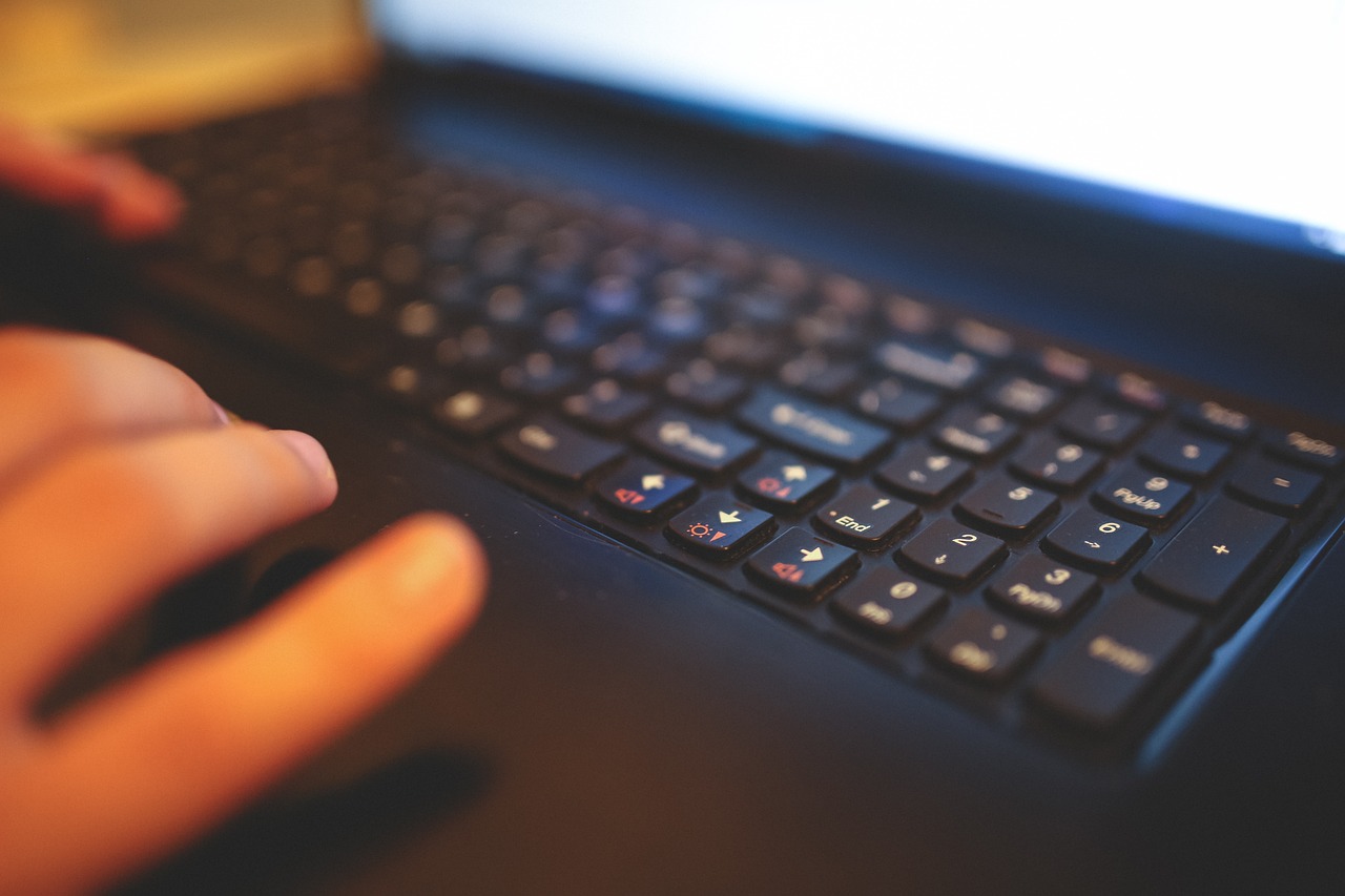 Przez „znajomego z Facebooka” stracił 900 zł