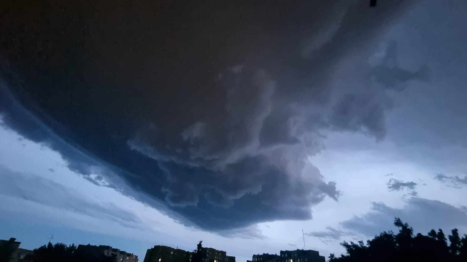 Najwyższy stopień zagrożenia. RCB wysyła alerty