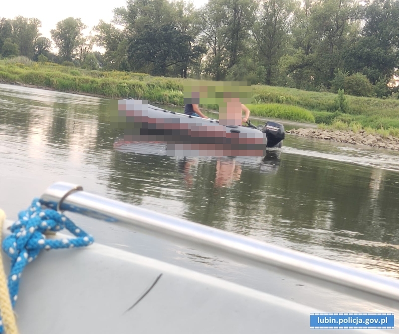 Z auta przesiadł się na ponton i… znowu był nietrzeźwy