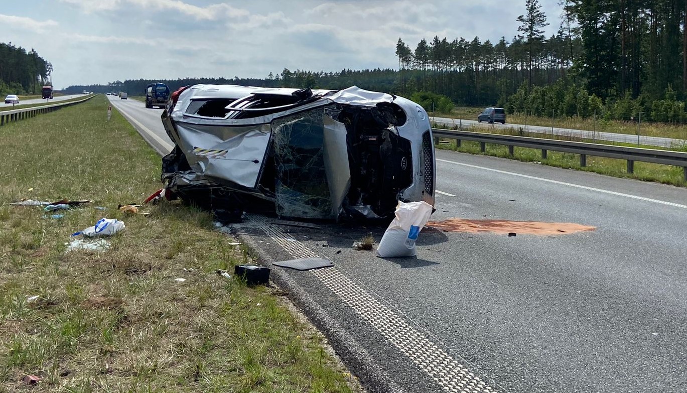 Ciężarówka w rowie, auto na boku – dwa wypadki na S3. Są utrudnienia!