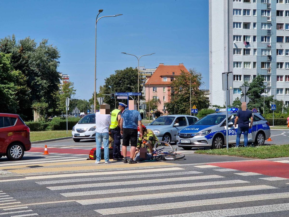 Potrącenie rowerzysty przy rondzie