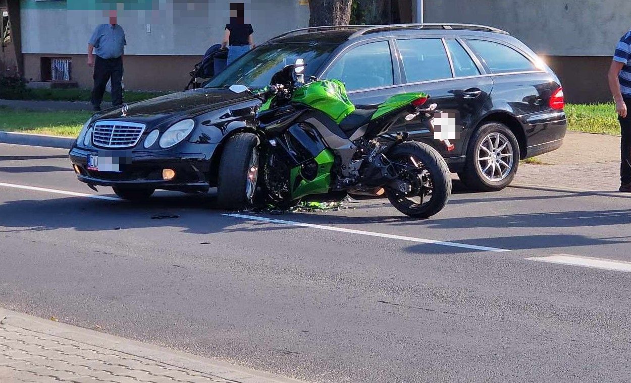 Motocyklem w osobówkę