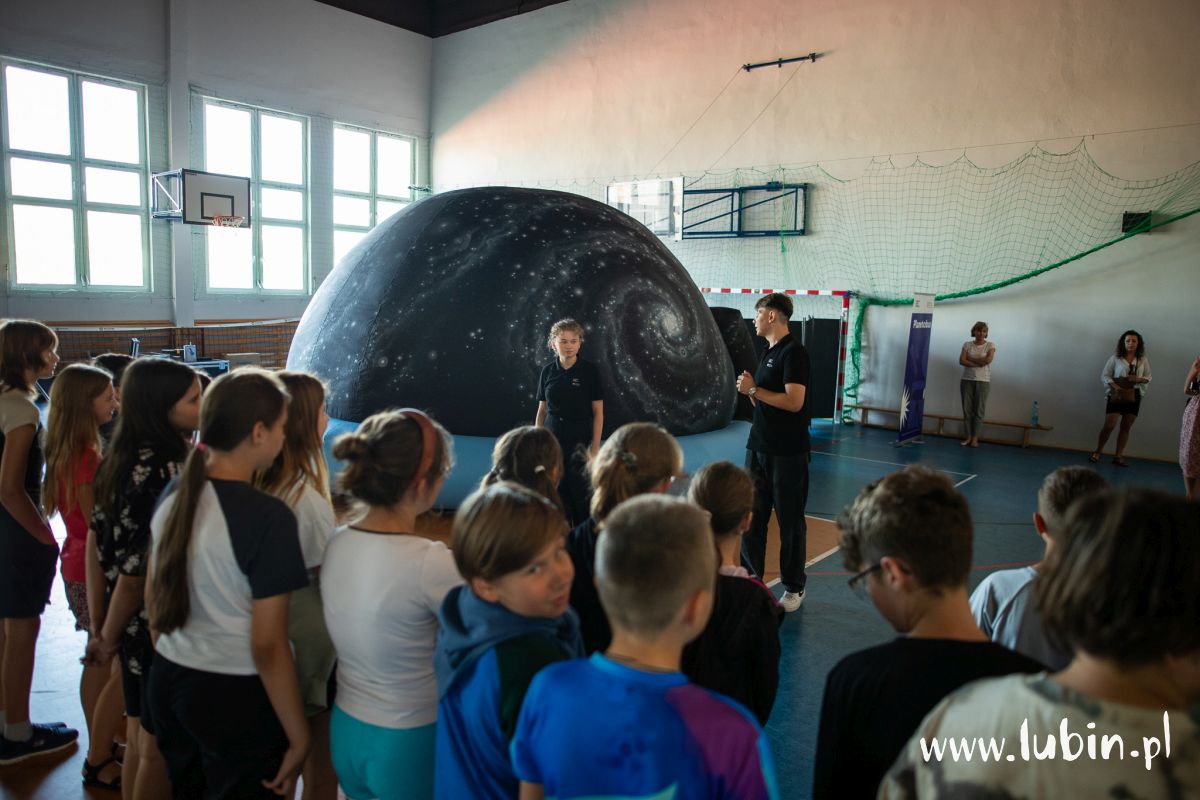 Mobilne planetarium w… sali gimnastycznej