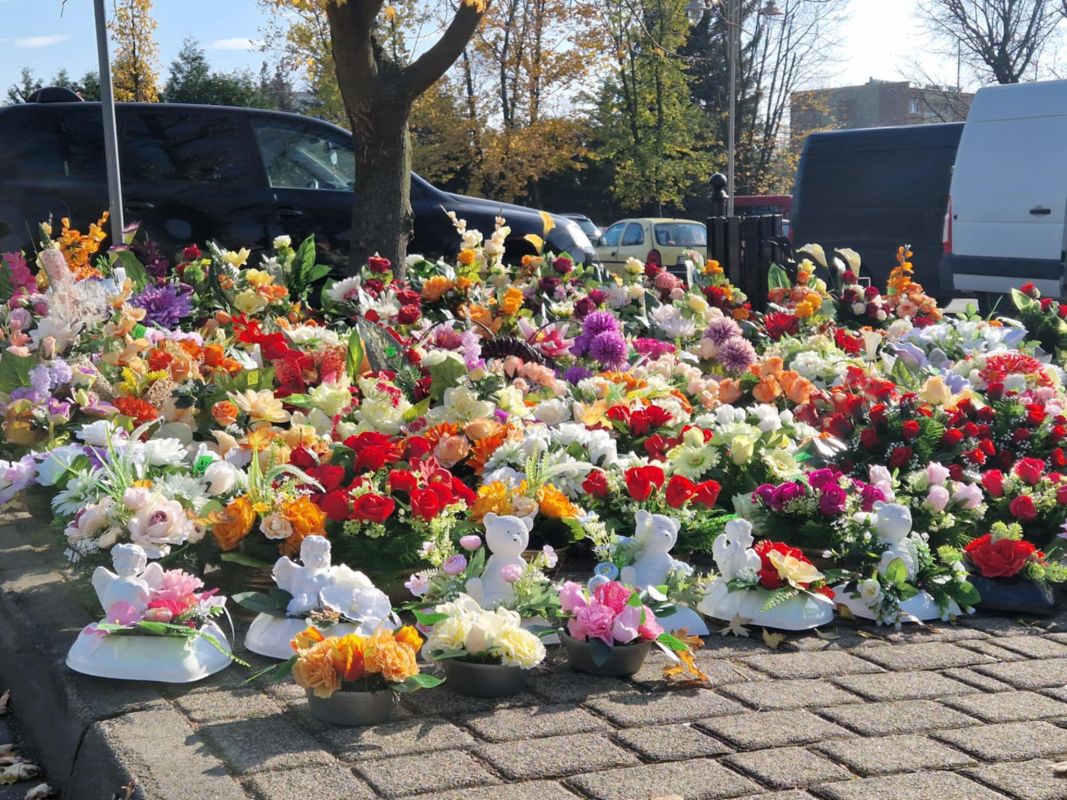Sprzedają chryzantemy i znicze
