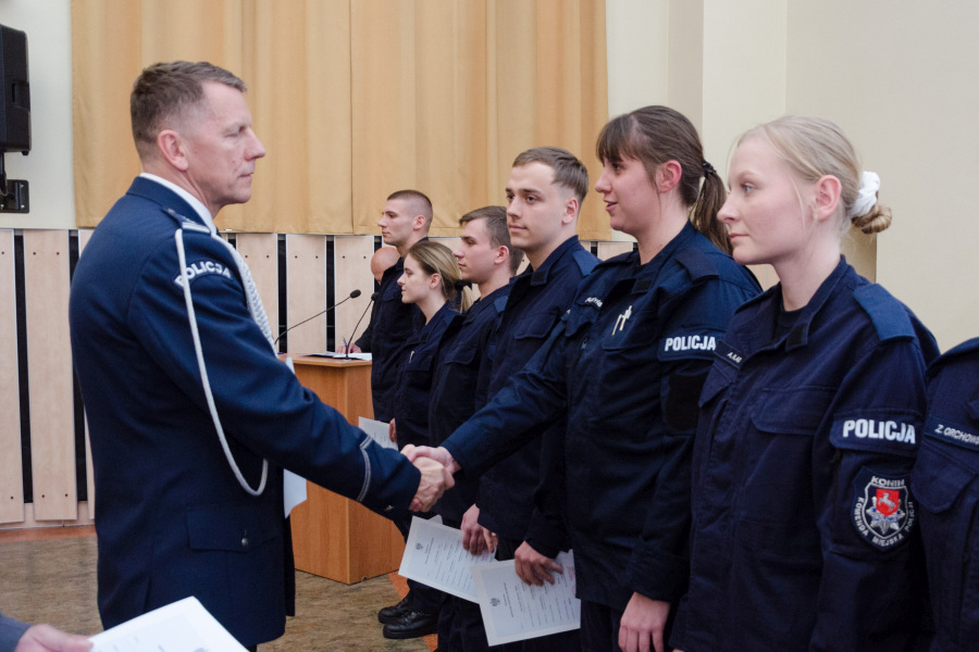 Ponad dwustu nowych policjantów i policjantek