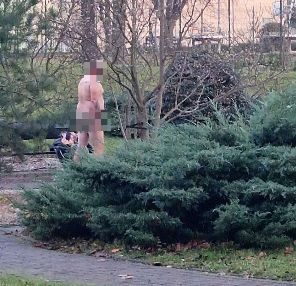 Nagi mężczyzna koło szkoły