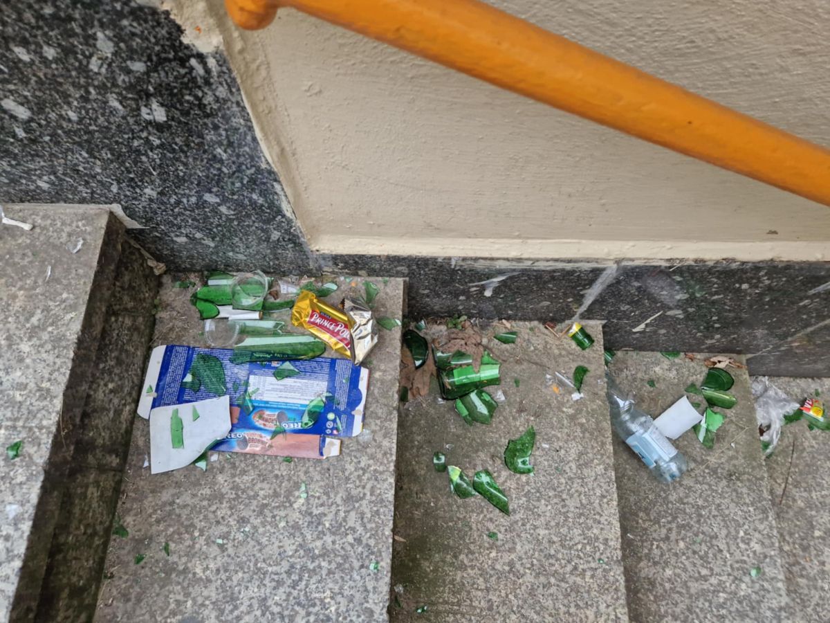 Zaśmiecone przejście podziemne
