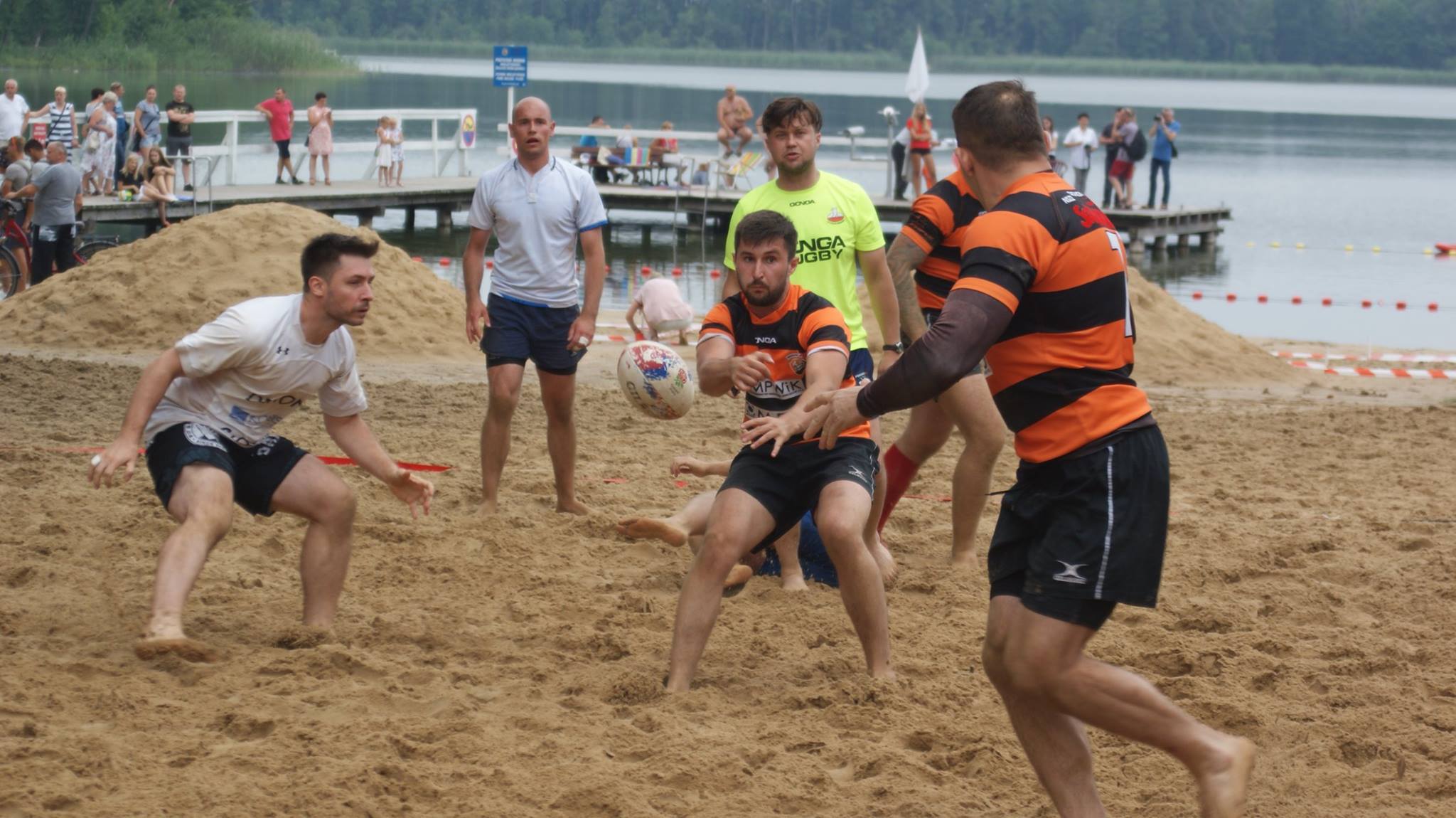 Rugbyści na plażowym turnieju