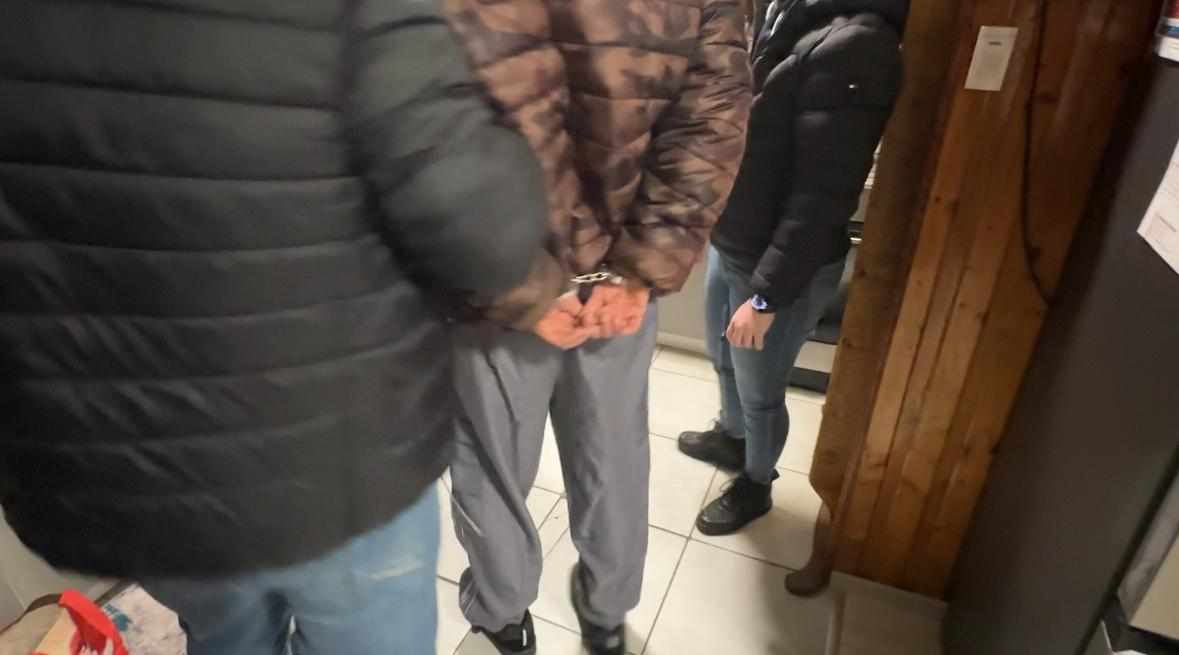 Weszli przez okno, by zatrzymać poszukiwanego