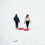zabawy na śniegu, śnieg, zima, zjeżdżać, górka, wieloryb, lubin, 2025 (14)
