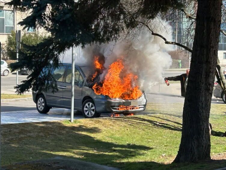 Pożar samochodu w centrum miasta