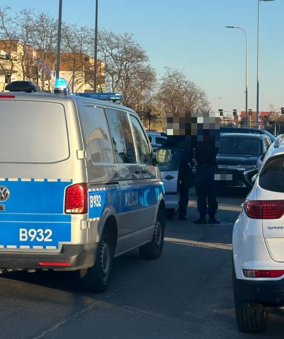 Uszkodził auto i jechał dalej, zarysowując trzy kolejne