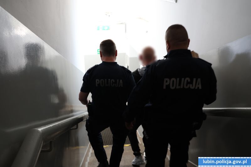 Groził śmiercią ratownikowi medycznemu i policjantowi