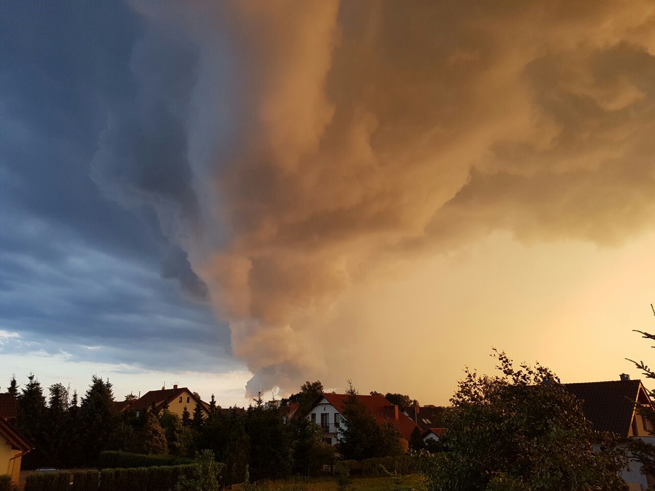 Uwaga na burze z gradem! Pierwszy stopień zagrożenia