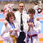 Wojciech Cygan (z lewej) i Piotr Szylkiewicz (z prawej) z trenerem R. Adamczykiem