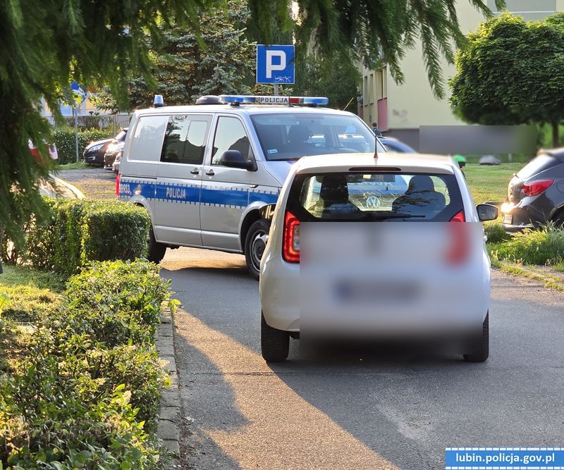 Pijany senior za kierownicą. 28-latek zabrał mu kluczki i wezwał policję