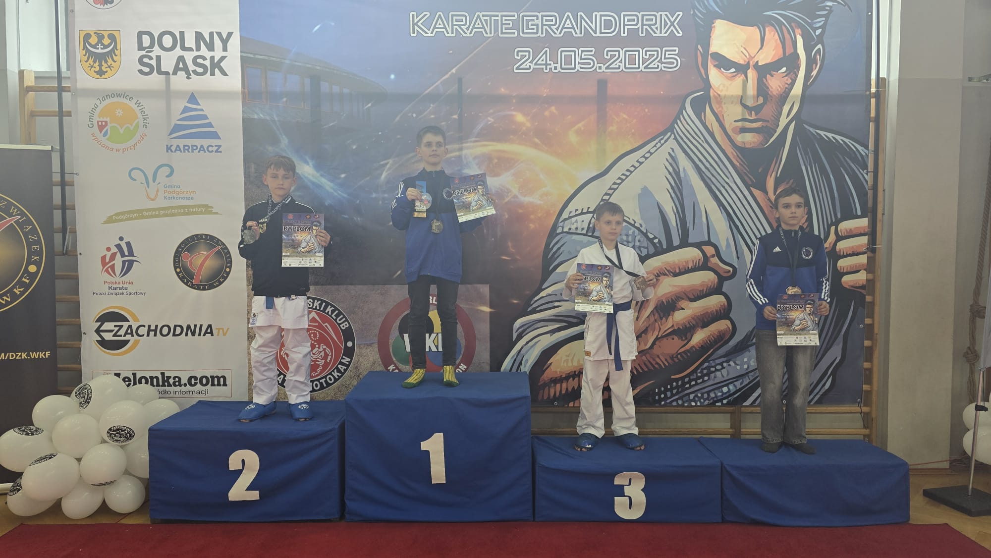 Dwa medale młodego karateki