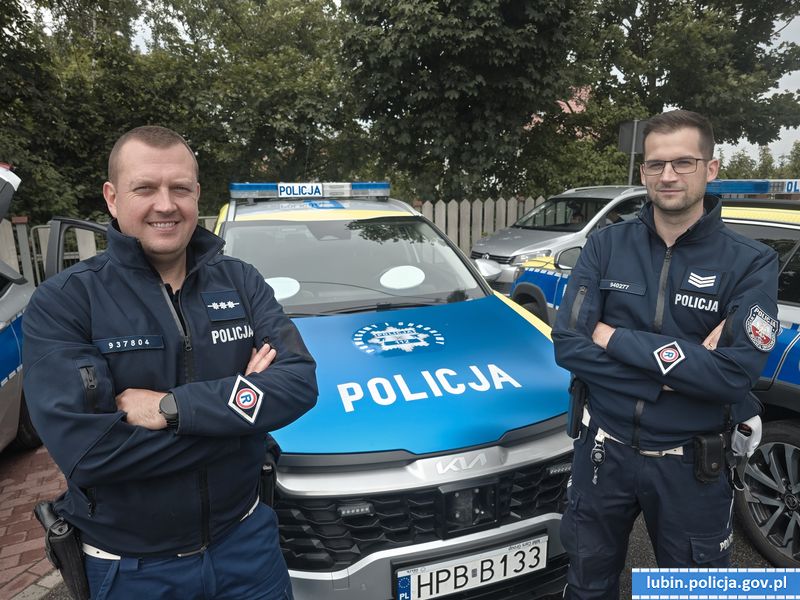 Uratowali 61-letnią kobietę i pomogli jej królikowi