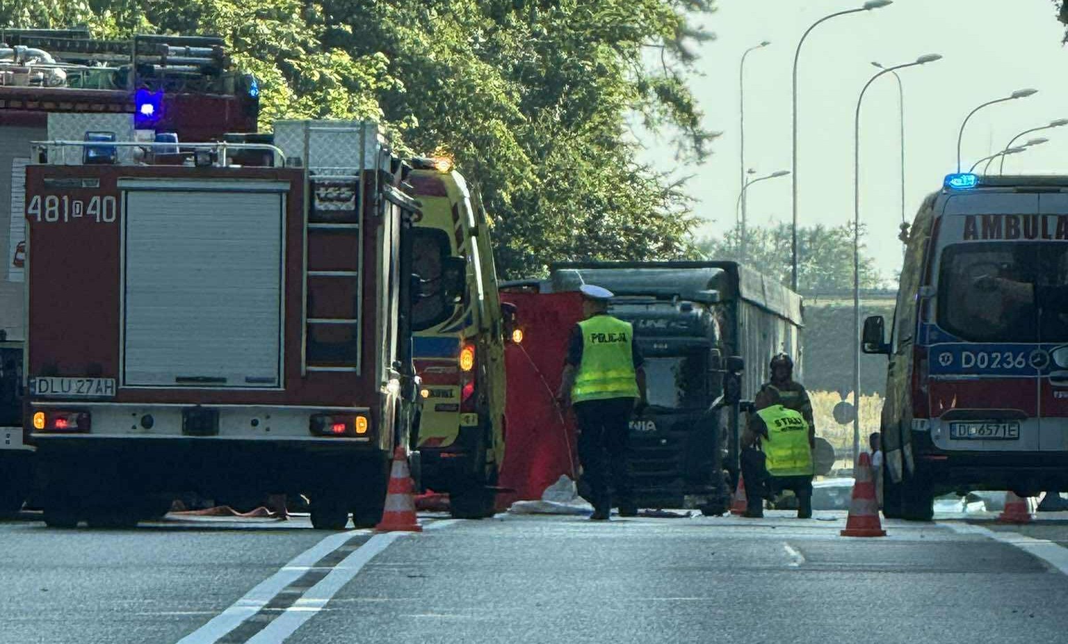 Motocyklista nie żyje, droga wciąż zablokowana