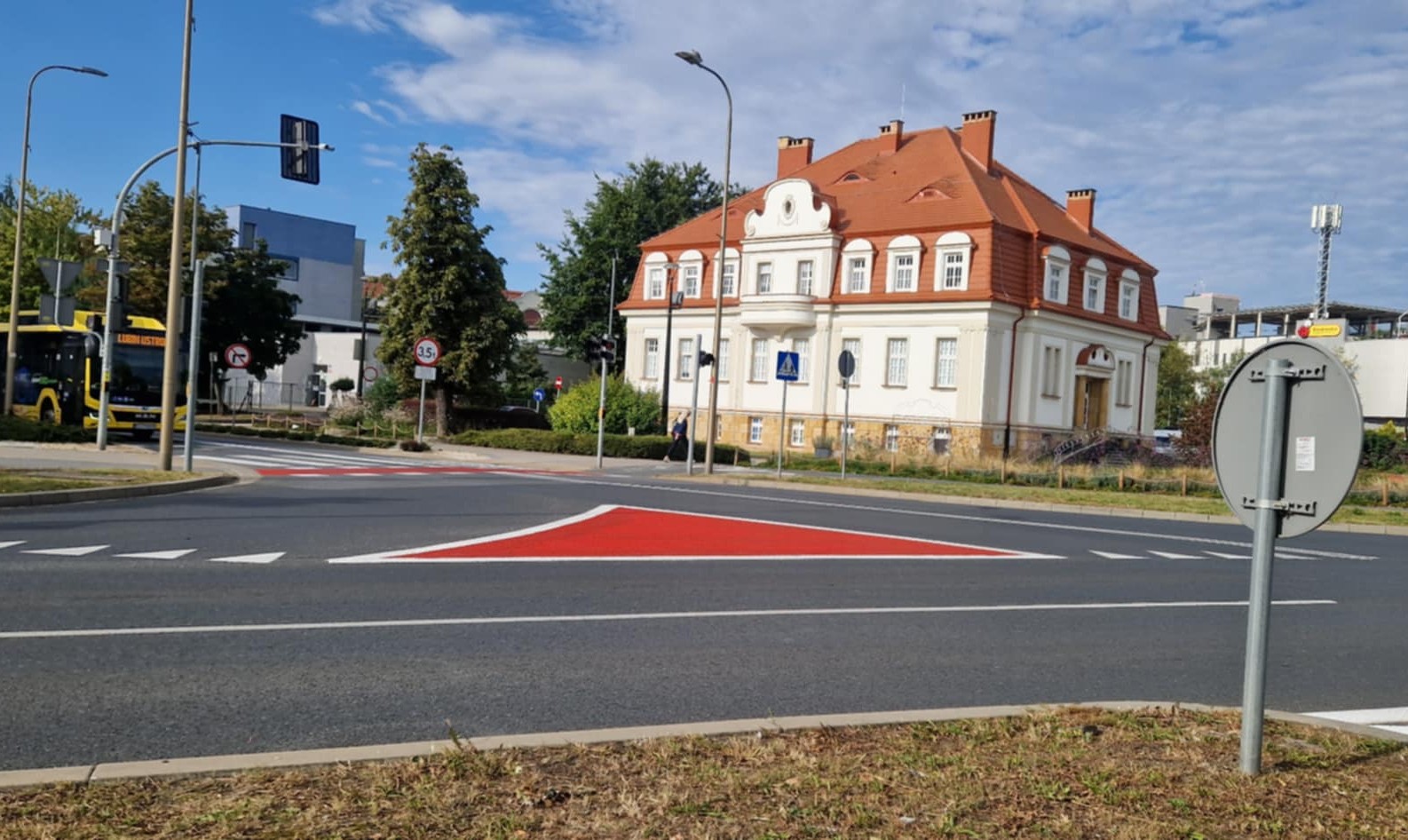 Co oznacza czerwone oznakowanie na ulicach Lubina?