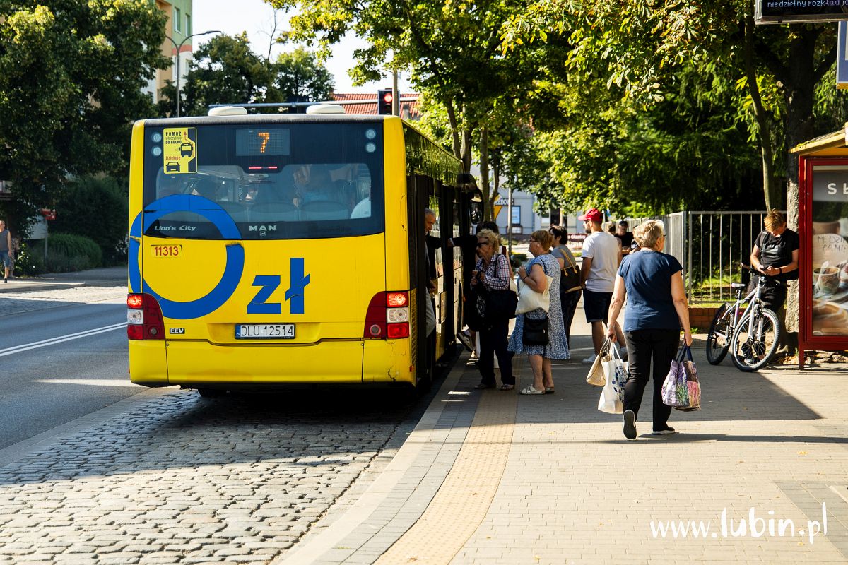 Żółte autobusy w Boże Ciało