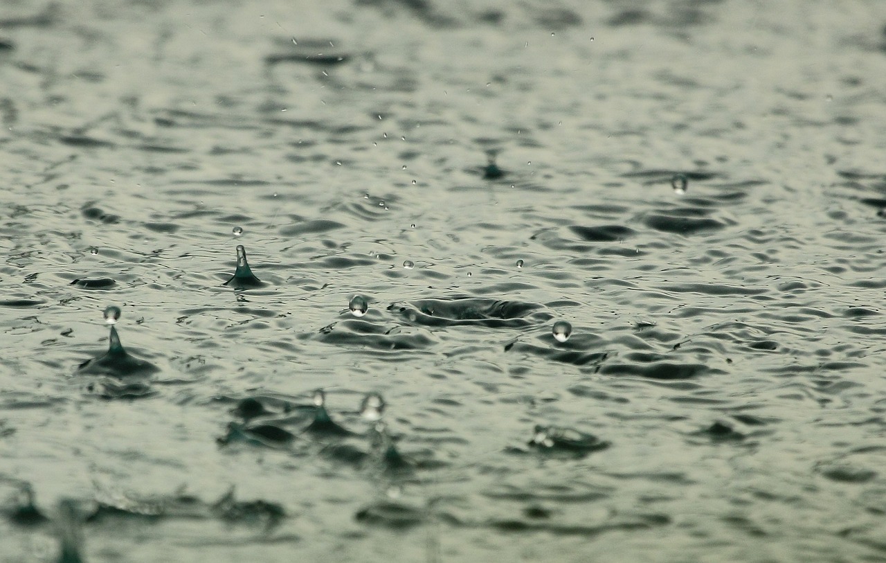 Ulewne deszcze i burze. IMGW ostrzega