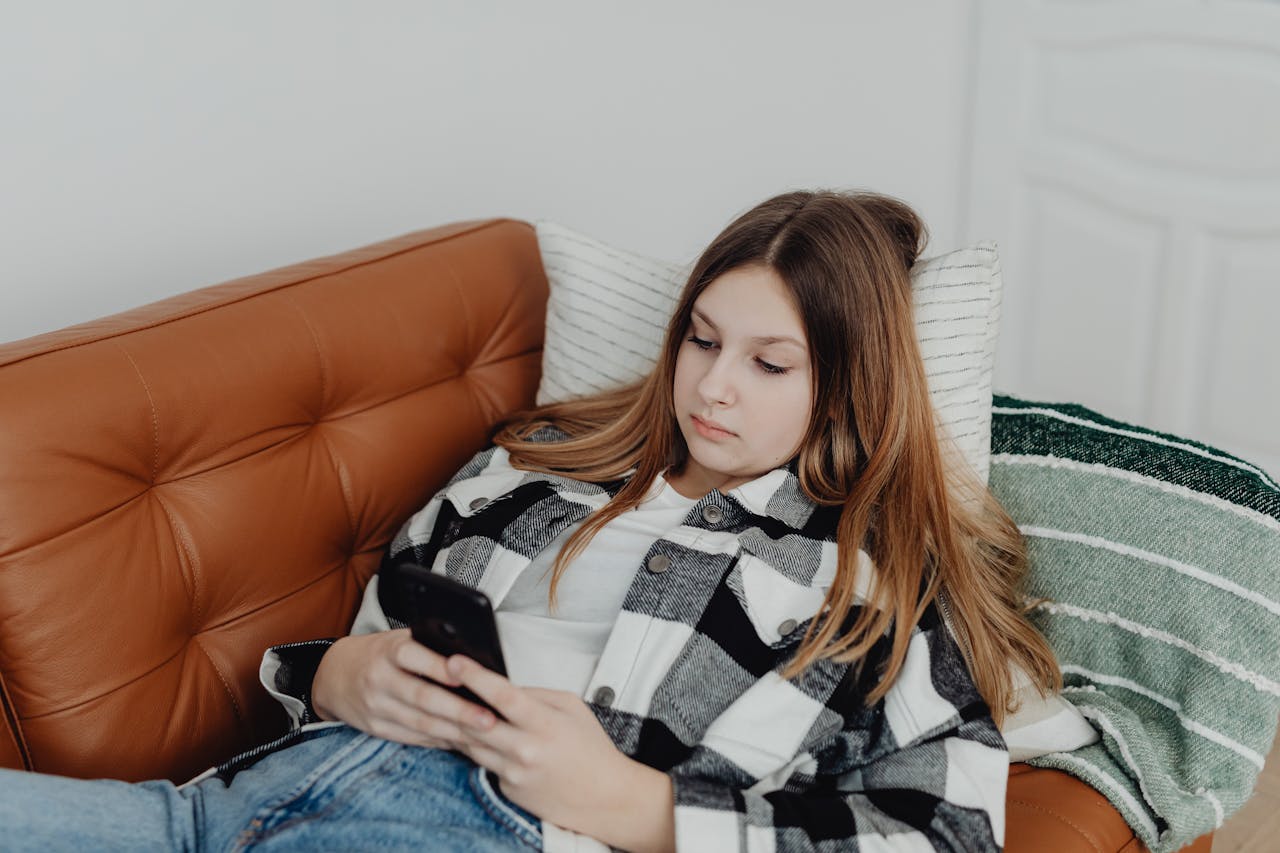 Nastolatki blisko jedną piątą doby spędzają w internecie