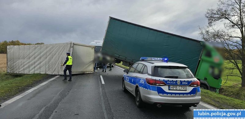 Uwaga kierowcy! Tir zablokował drogę [AKTUALIZACJA]