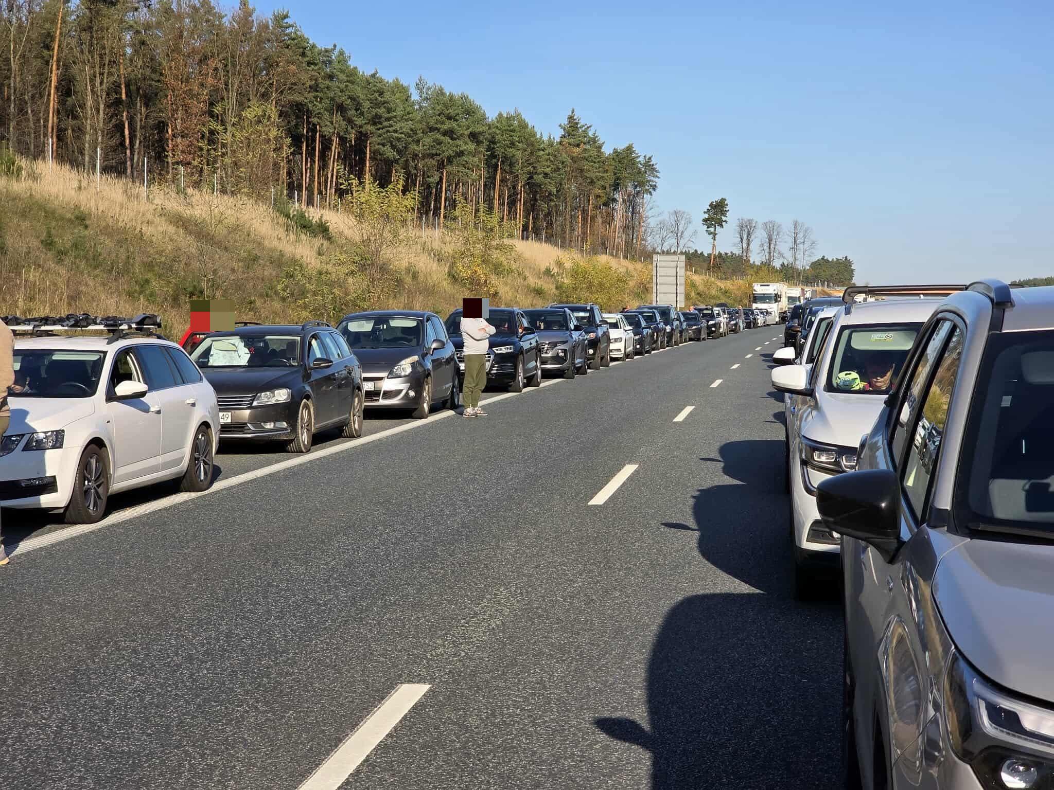 Ciężarówka uderzyła w bariery. Gigantyczny korek na S3