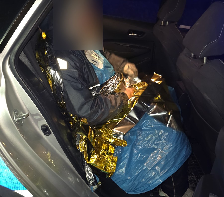 Przez kilka dni szedł w mrozie. Uratowany w ostatniej chwili!