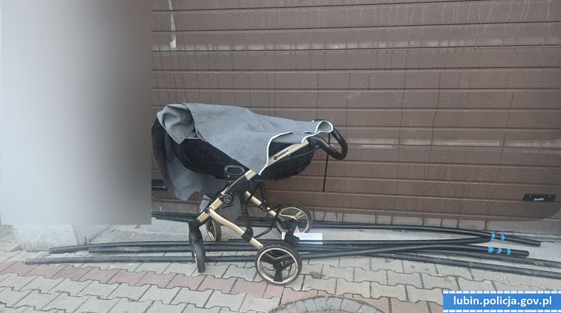 W środku nocy z dziecięcym wózkiem, a w nim… kradzione kable