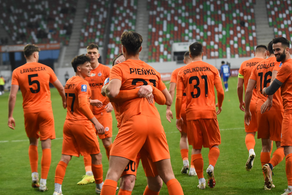 Powalczą o punkty z faworytem ligi