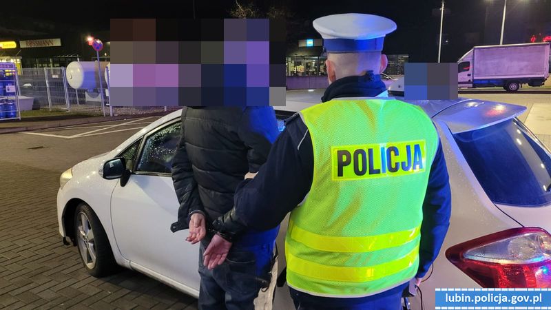 Kompletnie pijany pojechał po alkohol. Na koniec podziękował policjantom